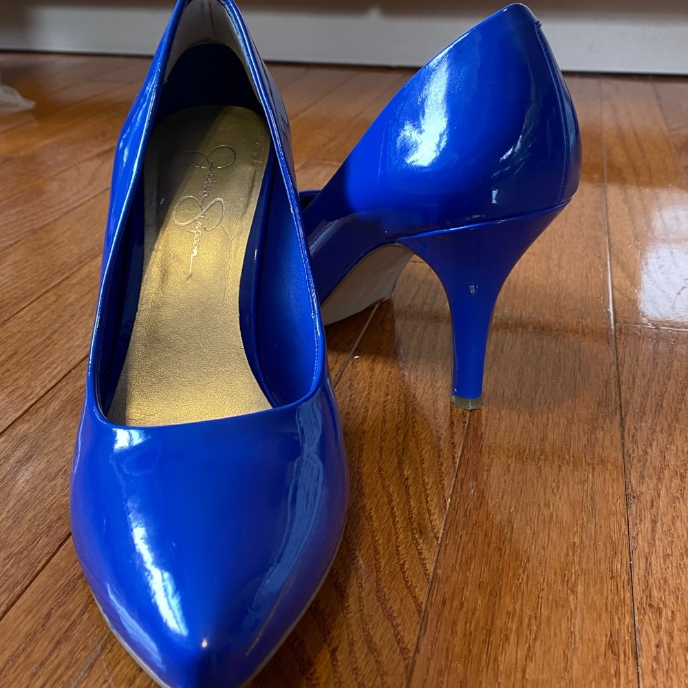 Blue pumps
